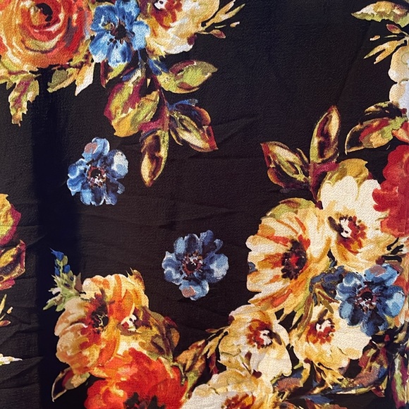 BNWT Flowered Front Top. Size M - Picture 2 of 4